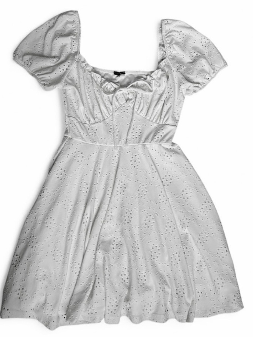 Windsor Women’s Sz. 6 sweet, lightweight white eyelet dress with puff sleeves